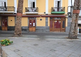 Imagen de ese jueves del local, que anuncia el cierre «hasta previo aviso» en un cartel.