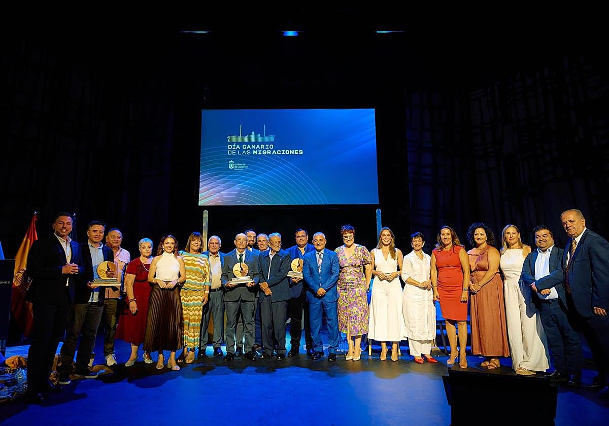 La consejera junto a los premiados.