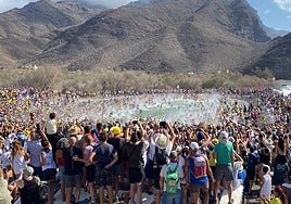 Miles de personas se tiran al Charco justo después del volador de las cinco de la tarde.