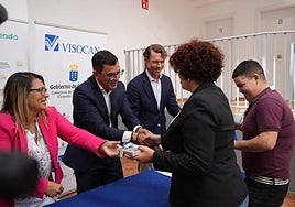 Entrega de llaves a los siete nuevos vecinos en régimen de alquiler asequible en la zona de Los Molinillos, en Ingenio.