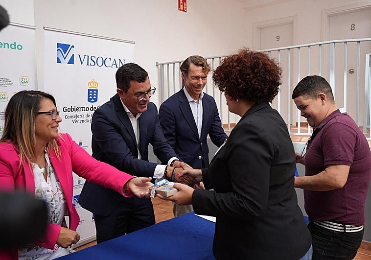 Entrega de llaves a los siete nuevos vecinos en régimen de alquiler asequible en la zona de Los Molinillos, en Ingenio.