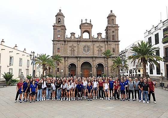 Imagen con las plantillas participantes del torneo junto a la Catedral de Las Palmas de Gran Canaria.