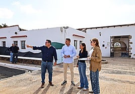 Supervisión en abril de los trabajos de derribo del antiguo edificio cultural de La Matilla.