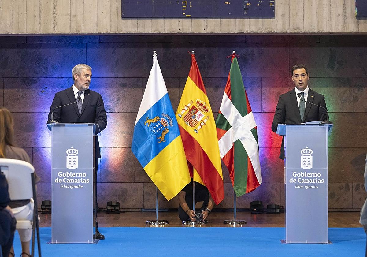 Fernando Clavijo e Imanol Pradales durante su encuentro de este jueves.