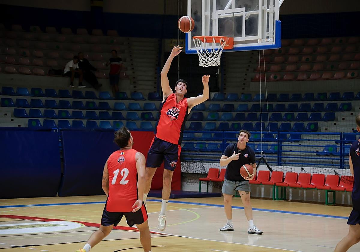 Imagen principal - Un entrenamiento del CB Telde en la presente pretemporada.