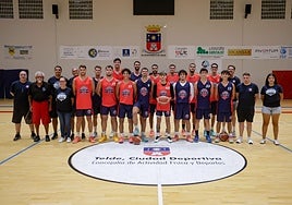 El equipo de Tercera FEB del CB Telde posa para Canarias7 sobre el parqué del polideportivo Rita Hernández.