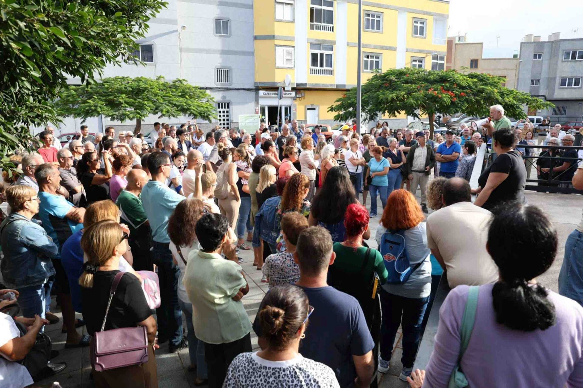 Los vecinos de Las Torres abandonan la reunión con Carolina Darias y se manifiestan en la plaza