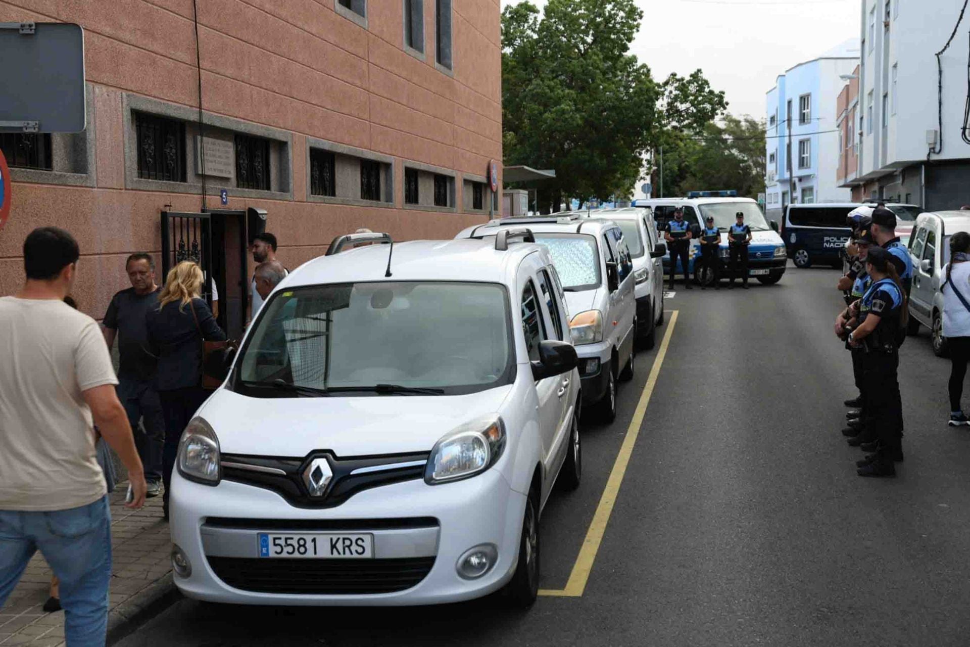 Los vecinos de Las Torres abandonan la reunión con Carolina Darias y se manifiestan en la plaza