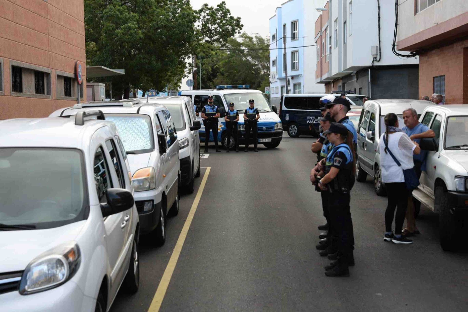 Los vecinos de Las Torres abandonan la reunión con Carolina Darias y se manifiestan en la plaza