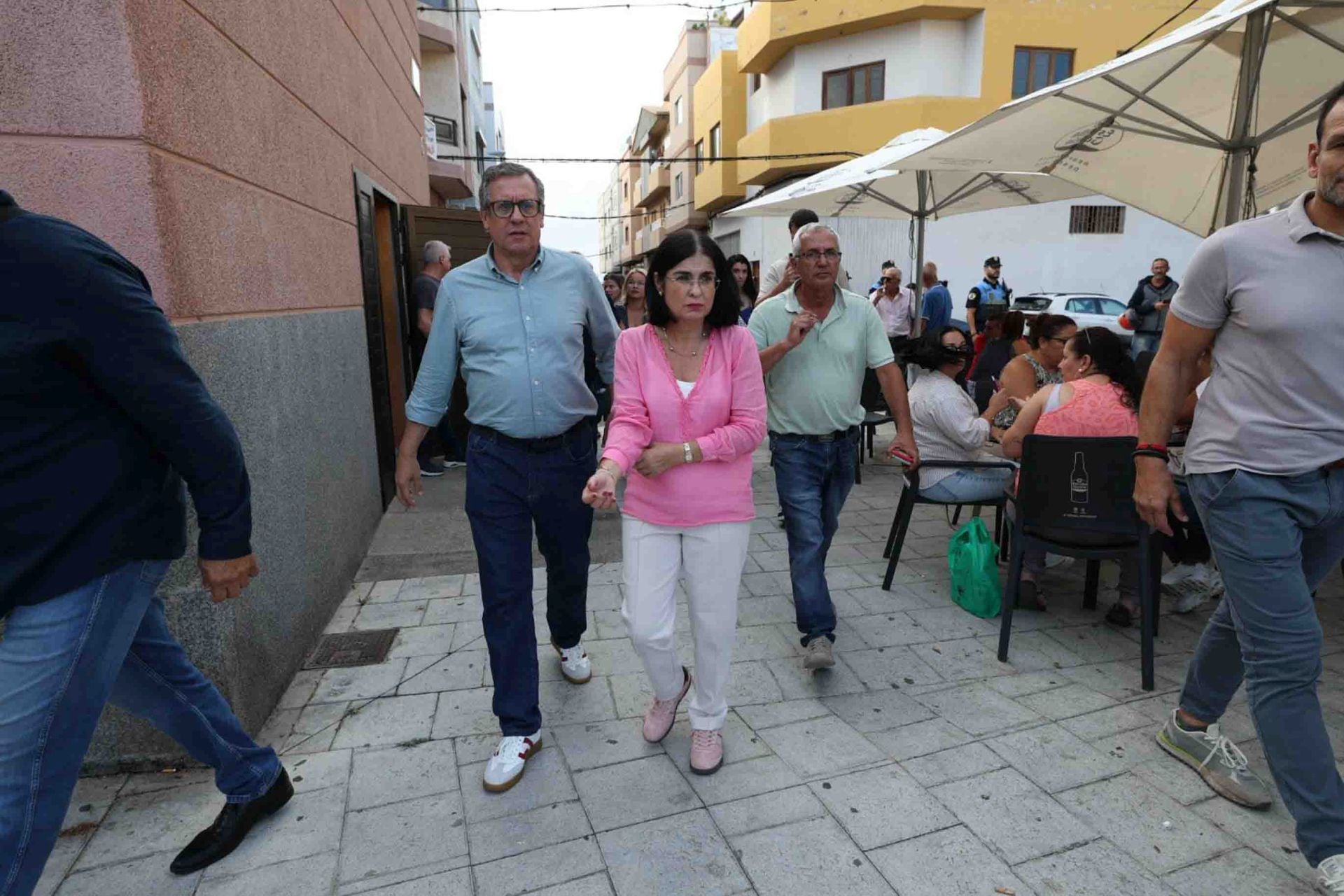 Los vecinos de Las Torres abandonan la reunión con Carolina Darias y se manifiestan en la plaza