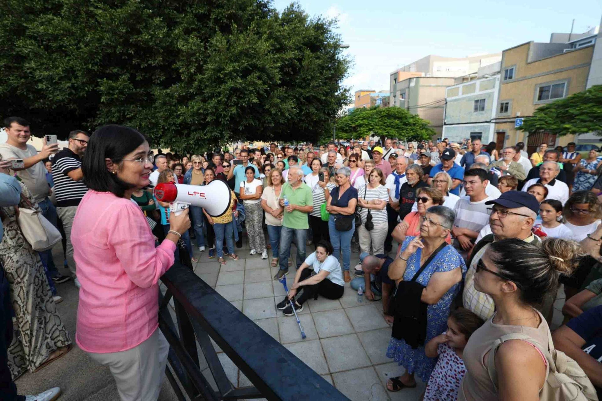 Los vecinos de Las Torres abandonan la reunión con Carolina Darias y se manifiestan en la plaza