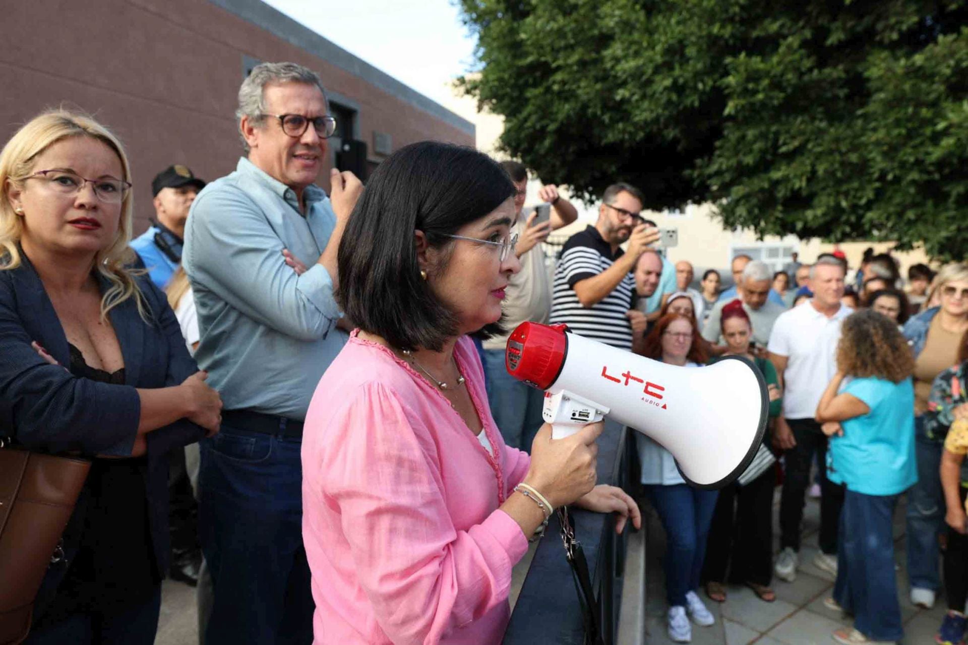 Los vecinos de Las Torres abandonan la reunión con Carolina Darias y se manifiestan en la plaza