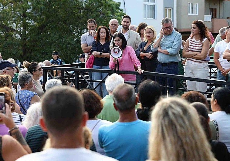 Vecinos protestando por la elección del local con aforo reducido.