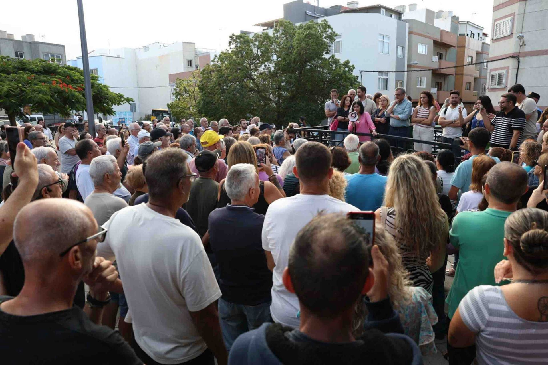 Los vecinos de Las Torres abandonan la reunión con Carolina Darias y se manifiestan en la plaza