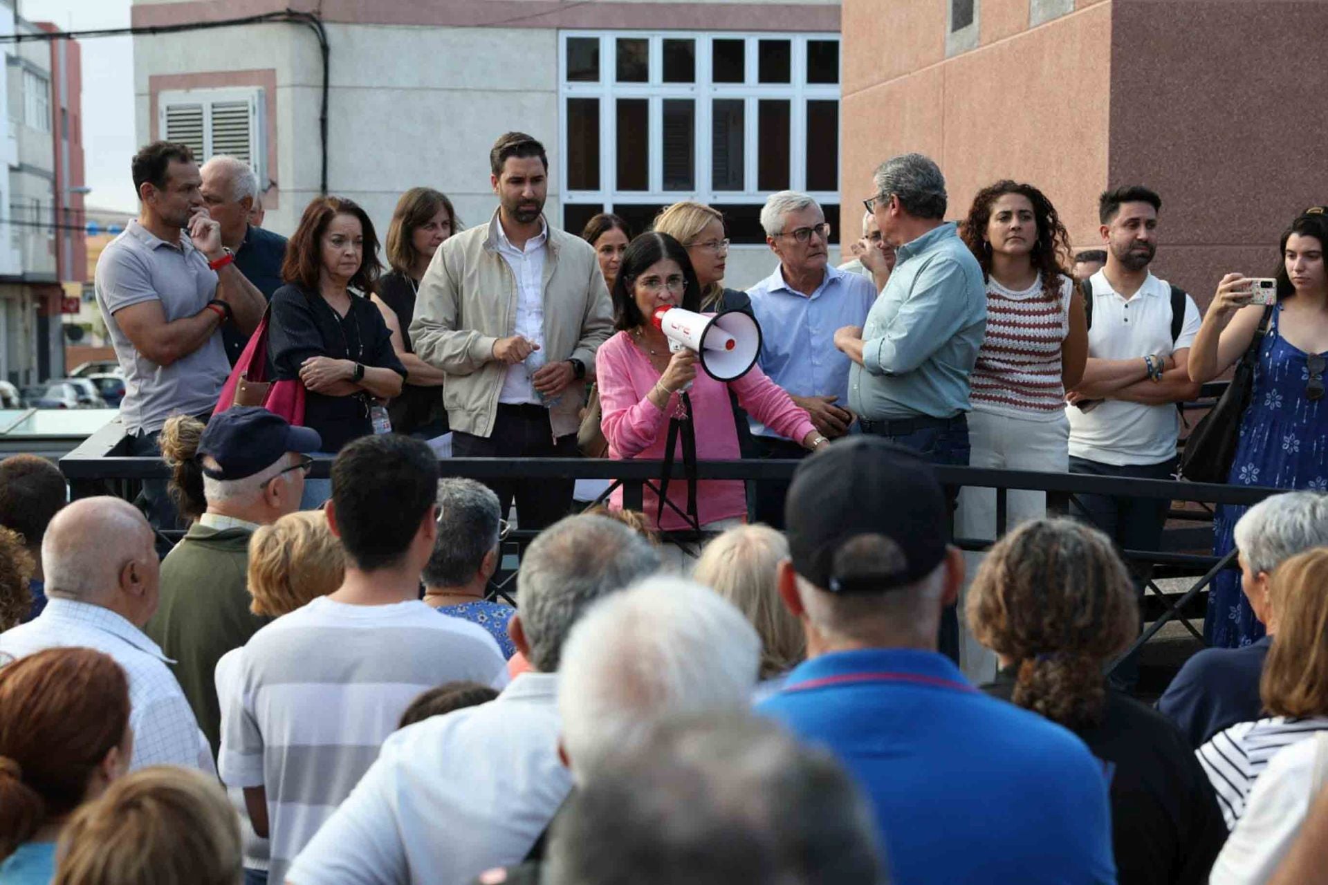Los vecinos de Las Torres abandonan la reunión con Carolina Darias y se manifiestan en la plaza