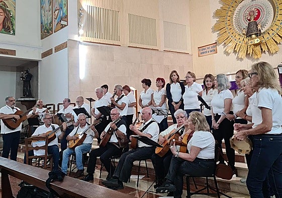 El grupo folclórico Café-tin, durante una misa.