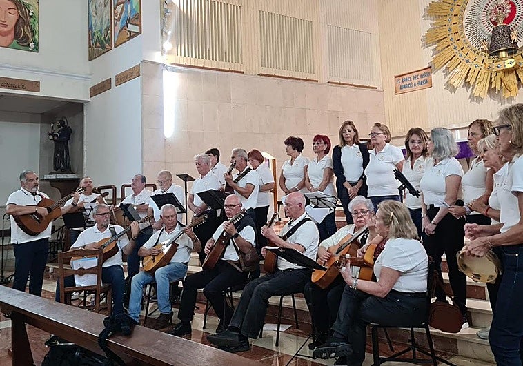 El grupo folclórico Café-tin, durante una misa.