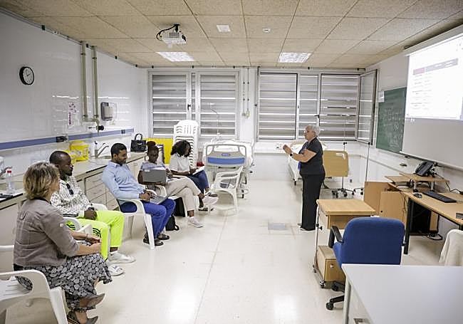 De derecha a izquierda, Fina Ramal, Ndeye Khoudia, Madina Diallo, Cheikh Abdellahi y El Assan Diarra y la traductora Solveig Eteve.