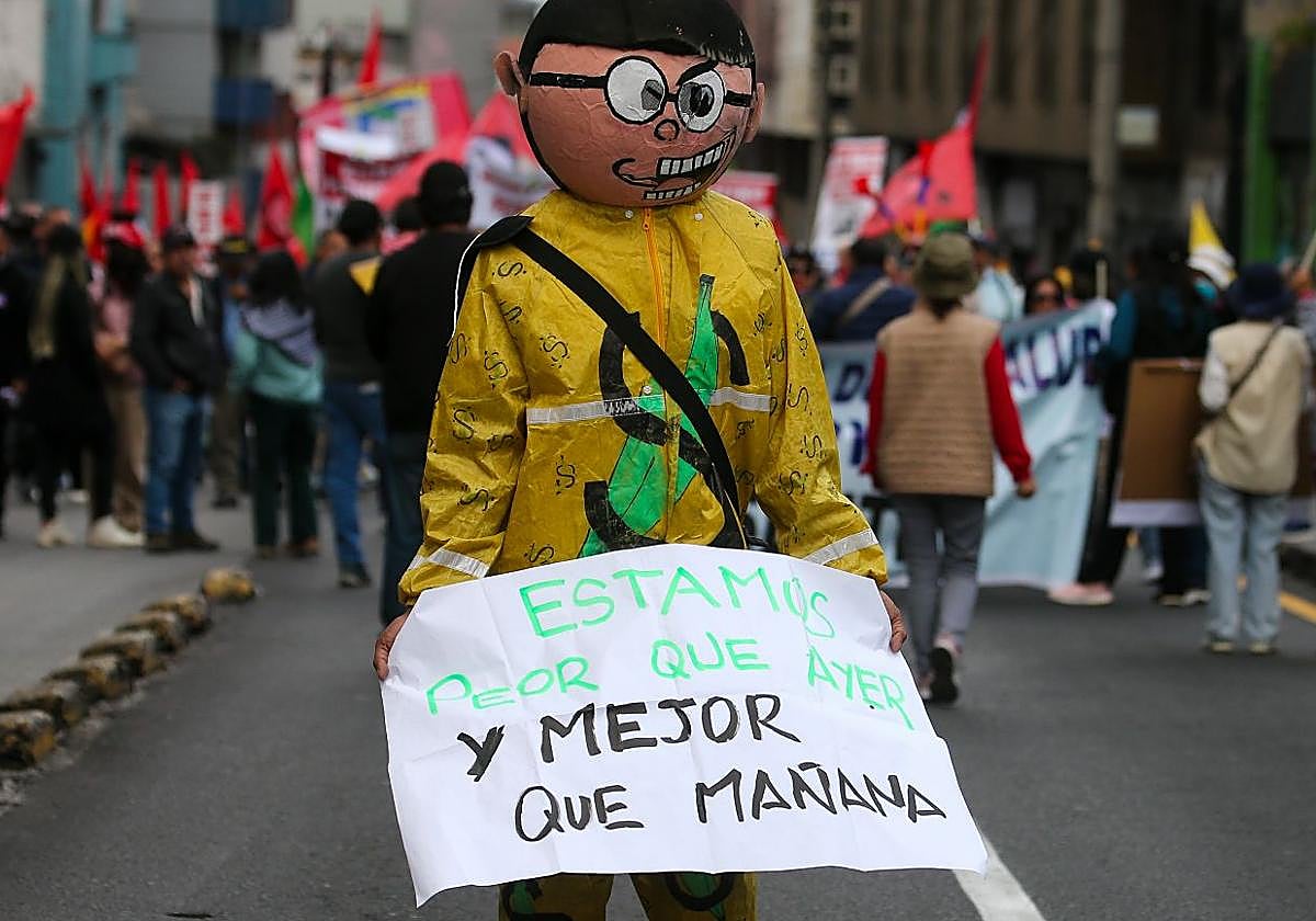 Una persona con un cartel en el que advierte del declive social.