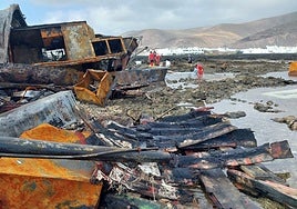 Actuación de los bomberos, el jueves, en el atunero accidentado.