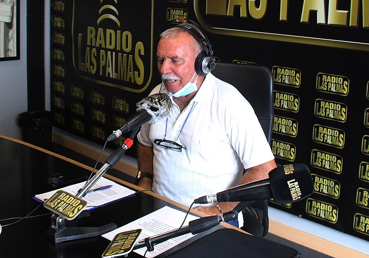 El periodista Luis Omar, en su emisora.