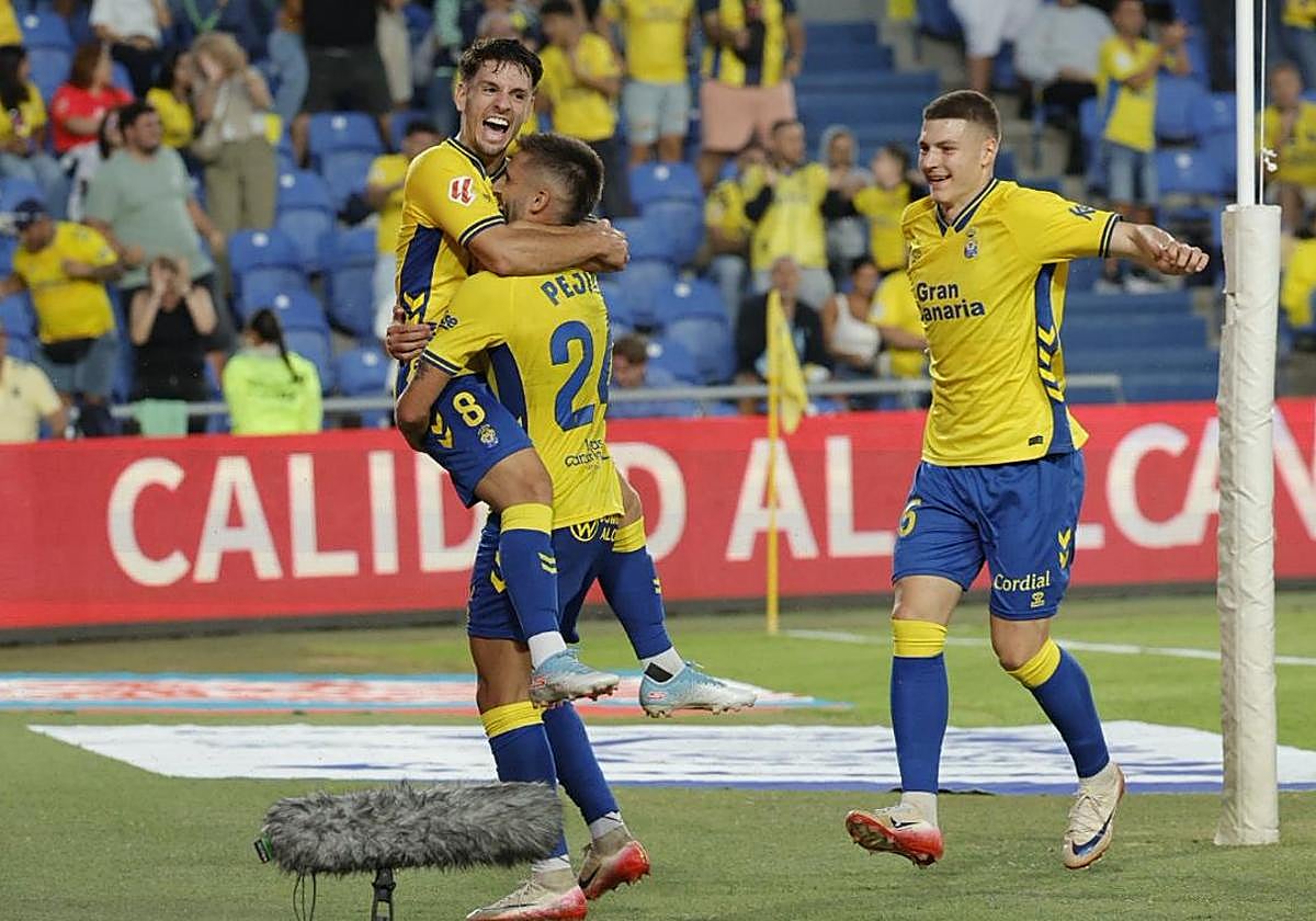 Iván Gil es abrazado por Pejiño, mientras se acerca a hacer lo propio Lukovic. El extremo de Viladecans rompió el empate inicial tras una excelente jugada de los amarillos por el flanco derecho.