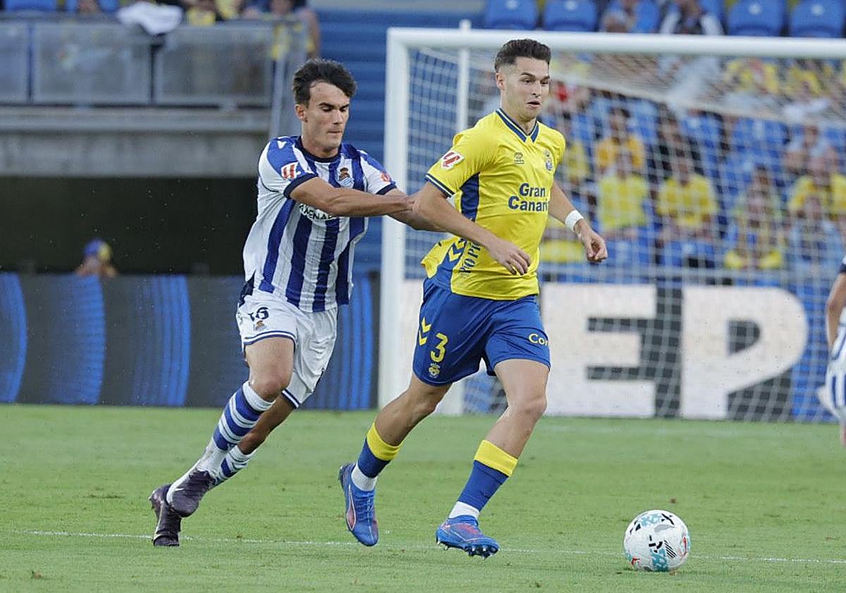 Imagen principal - Iván Gil frena la ansiedad amarilla a base de goles