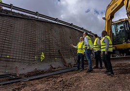 Visita del vicepresidente del Cabildo, Augusto Hidalgo, a las obras de la carretera de Temisas.