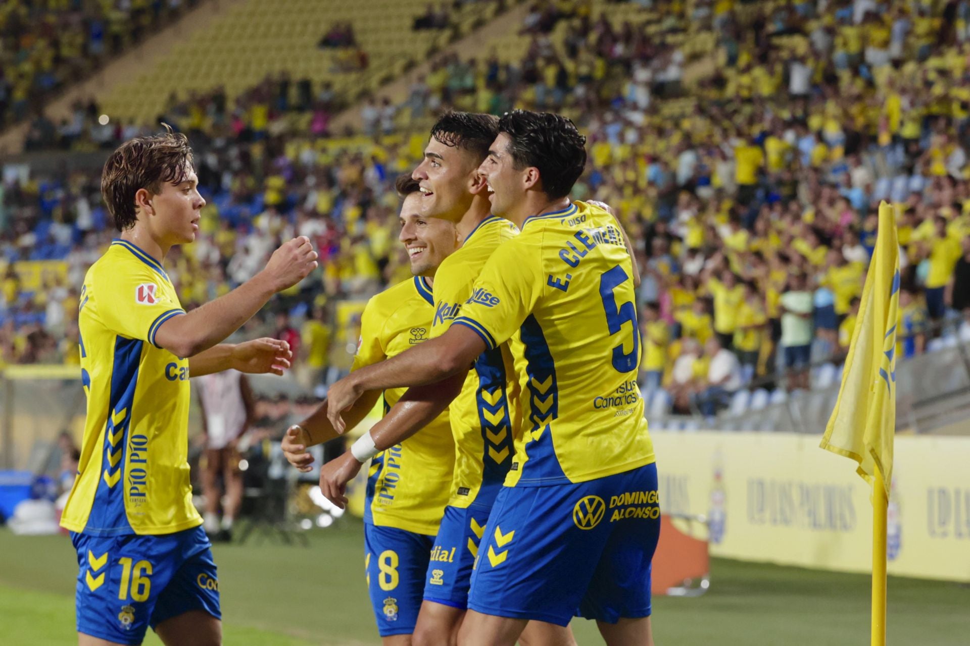 Amatucci, Iván Gil, Ale García y Clemente celebrando un tanto amarillo.