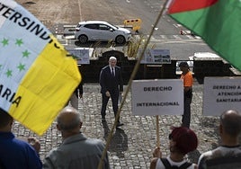 Fernando Clavijo en su llegada al Paraninfo Universitario recibido por un grupo de manifestantes.