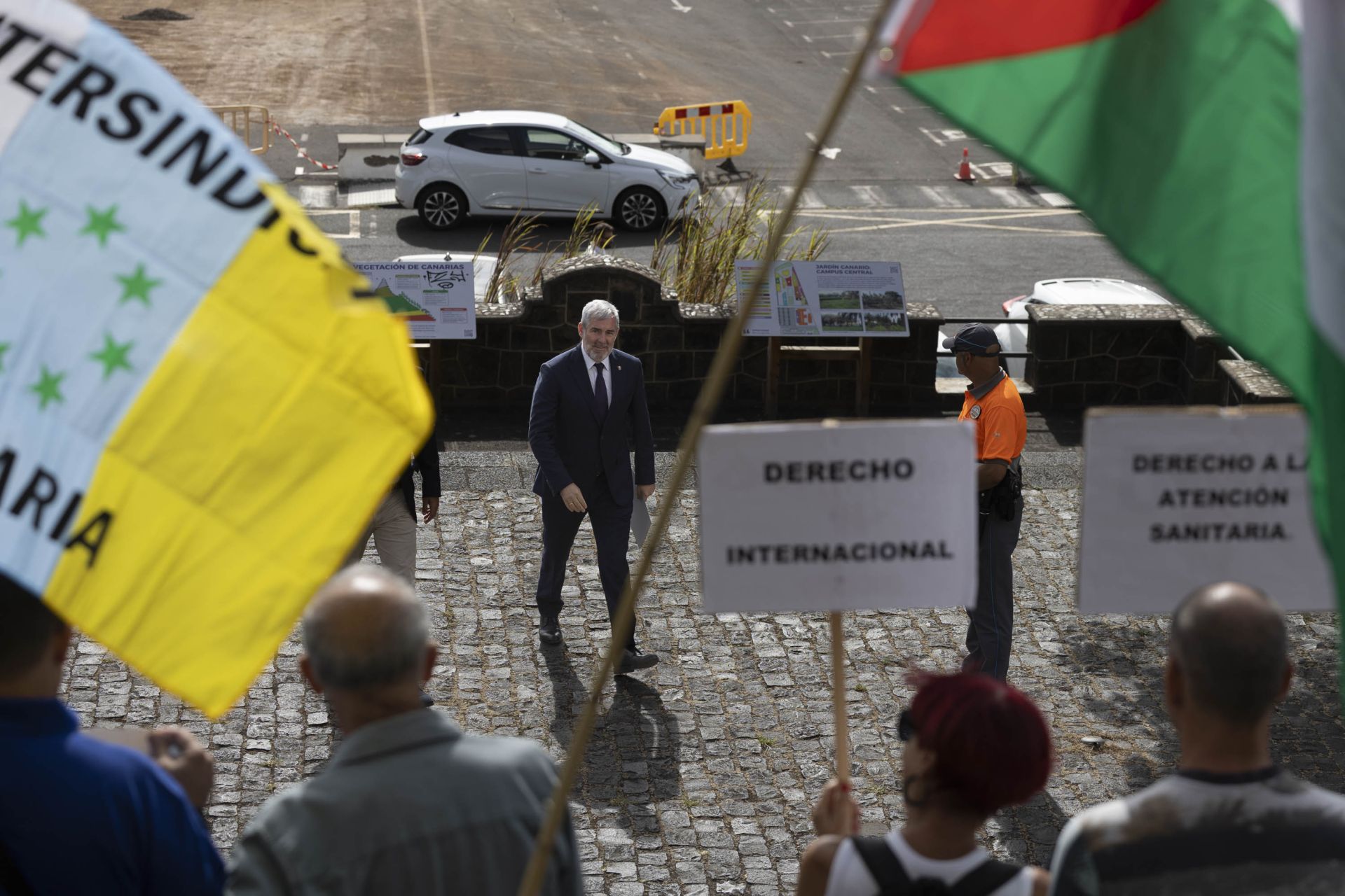 Fernando Clavijo en su llegada al Paraninfo Universitario recibido por un grupo de manifestantes.