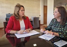 Lola García, presidenta insular; con Nereida Calero.