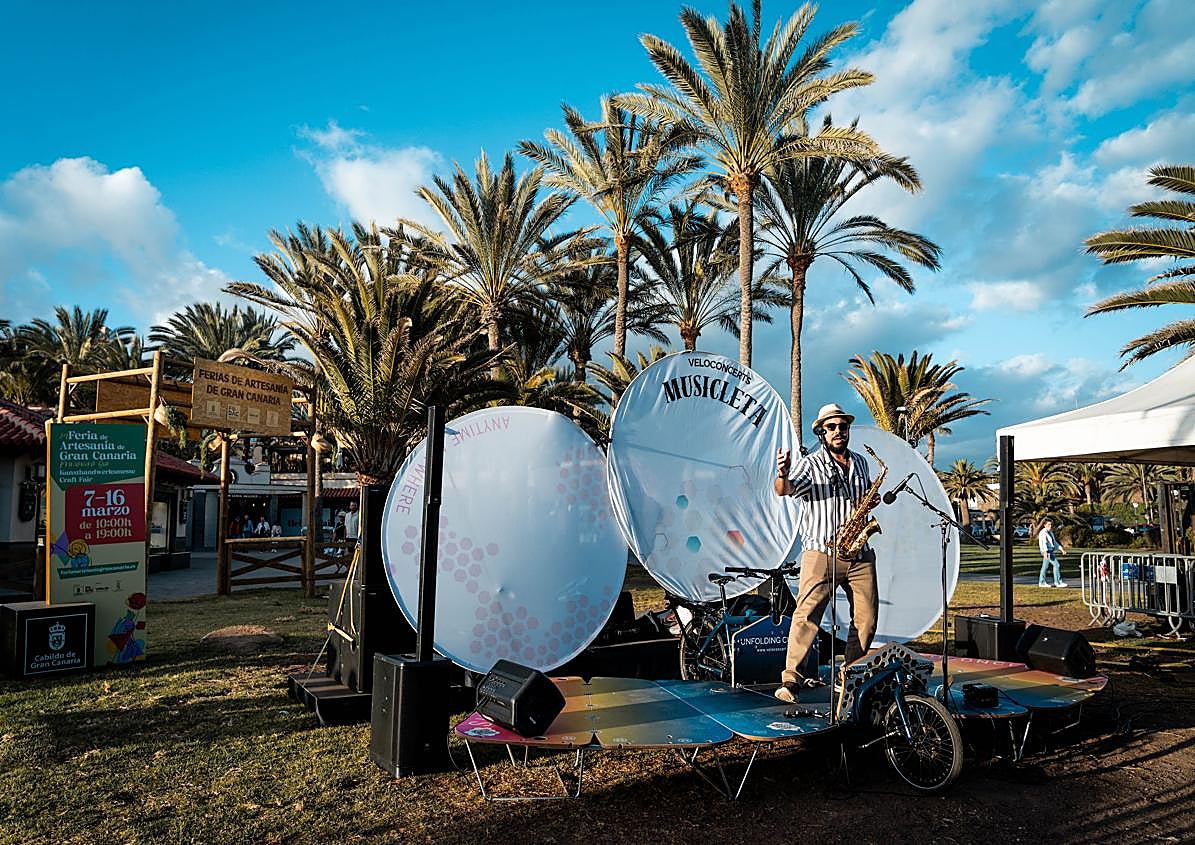 Imagen secundaria 1 - «La cultura debe pedalear hacia todos, no quedarse en los teatros»