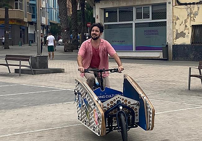 Roque Delbueno, uno de los creadores sobre su inseparable bicicleta.