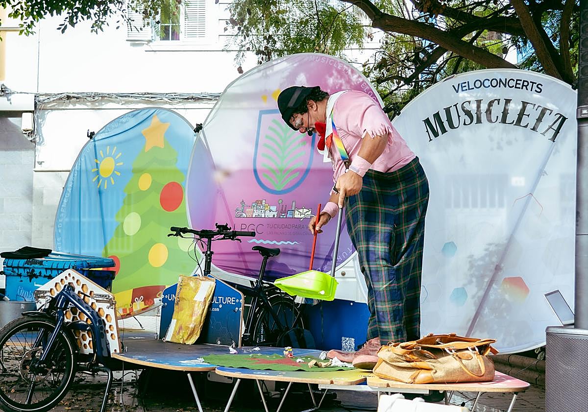 Imagen principal - «La cultura debe pedalear hacia todos, no quedarse en los teatros»