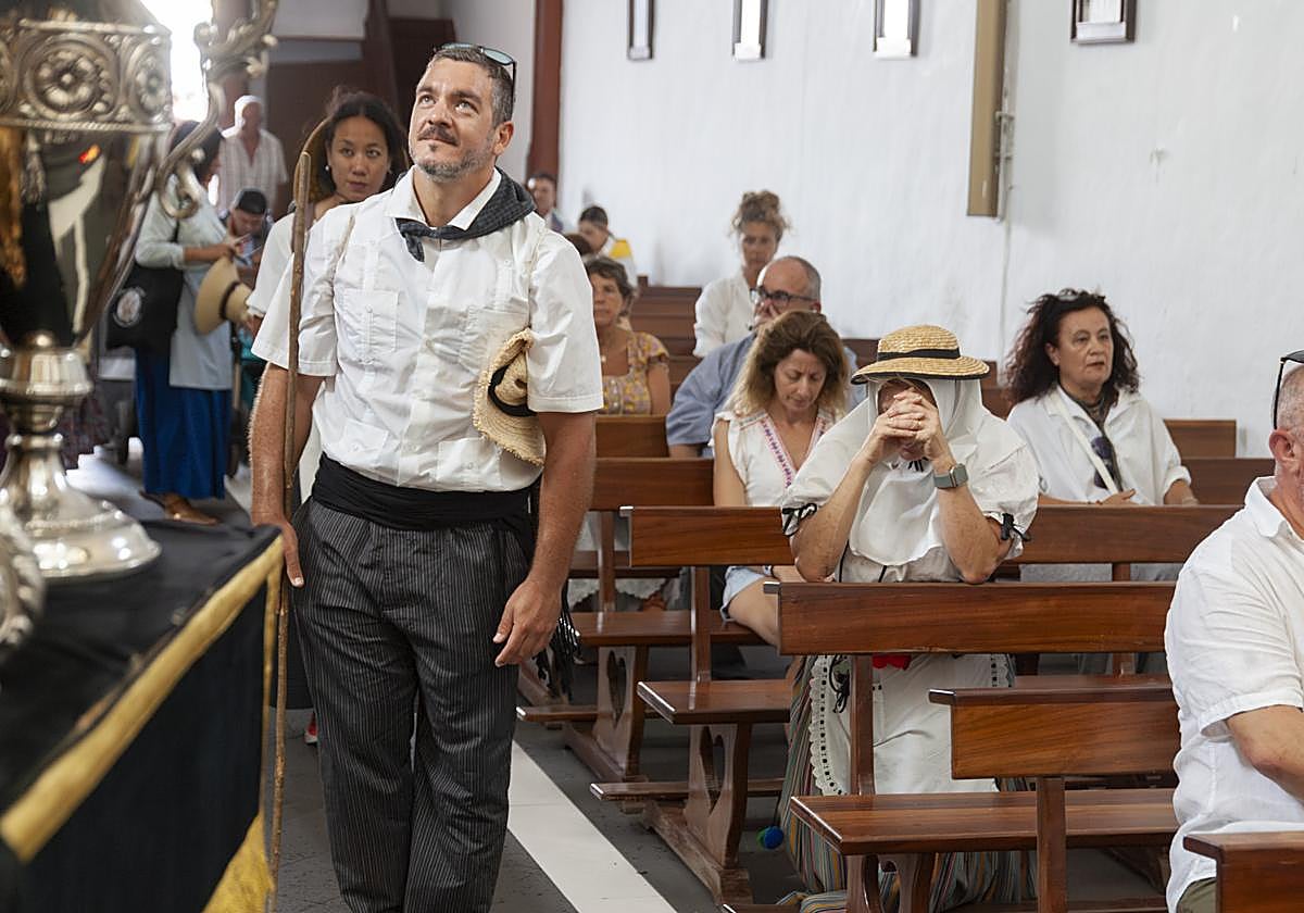Caminantes ante la Virgen en la ermita.
