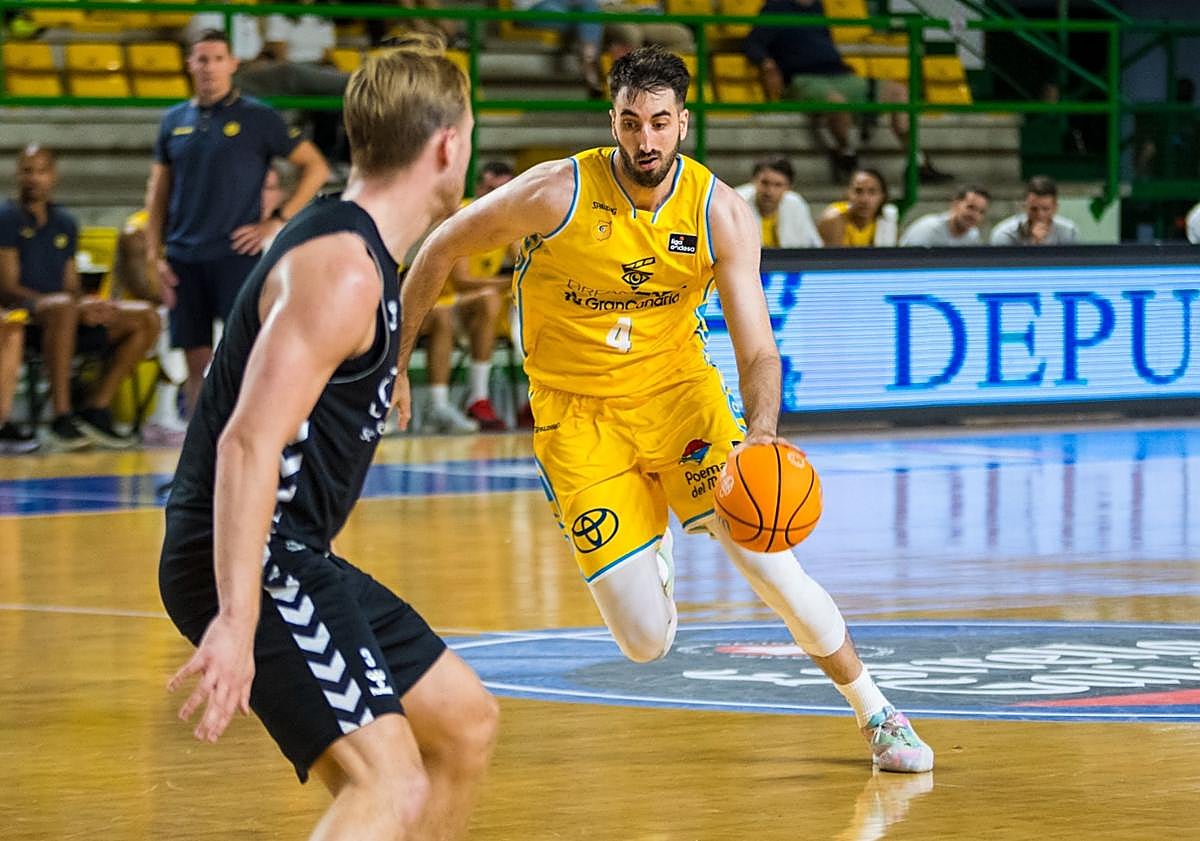 Imagen principal - El Granca, campeón del Torneo As Burgas de Ourense tras vencer al Bilbao (89-85)