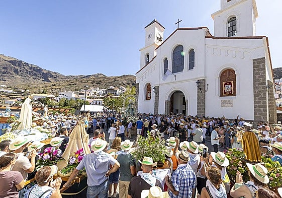Emotivo momento en que se juntaron las 14 imágenes frente a la fachada de la iglesia de la Virgen del Socorro.