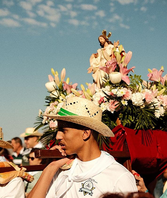 Imagen secundaria 2 - Procesión por la calle principal del casco hacia la iglesia, cargos públicos junto a la Virgen del Socorro (con el alcalde, en el centro, y a su derecha, el vicepresidente segundo y consejero de Presidencia del Cabildo, Teodoro Sosa), y joven portando el trono de una de las imágenes.