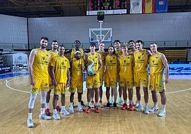 Imagen del equipo con el trofeo de campeón conquistado en Ourense.