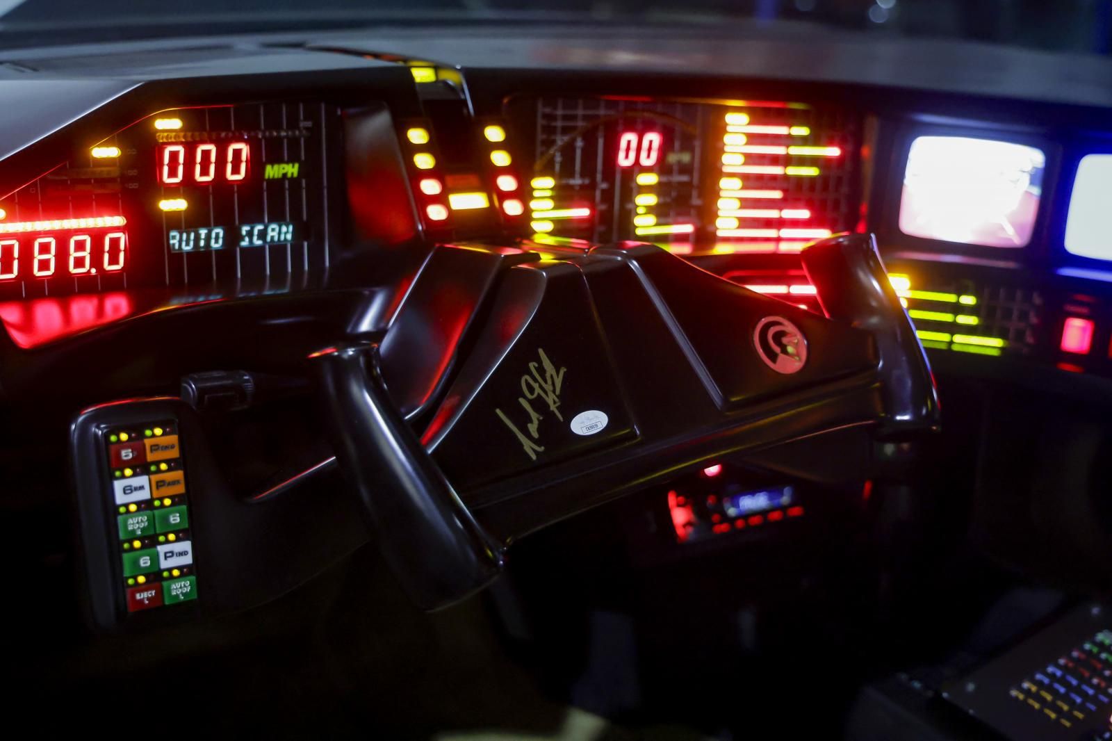 Imagen principal - Detalles del interior de 'El coche fantástico' de Pedro Suárez.