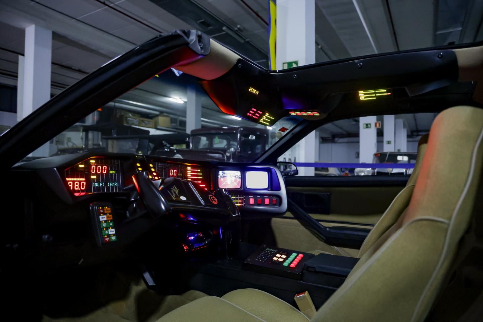 Imagen secundaria 2 - Detalles del interior de 'El coche fantástico' de Pedro Suárez.