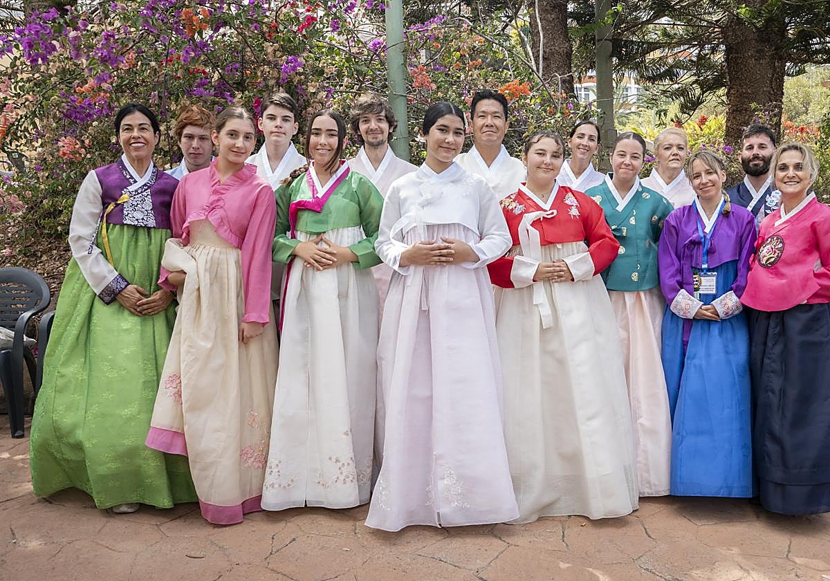 Participantes del desfile ataviados con el traje tradicional de Corea del Sur, el hanbok.
