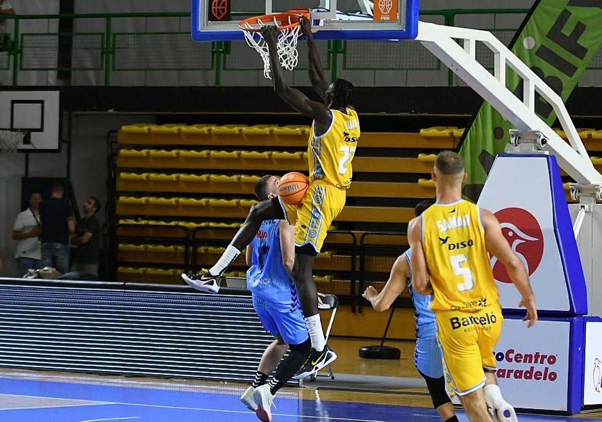 Kur Kuath machaca en el duelo contra el Breogán.