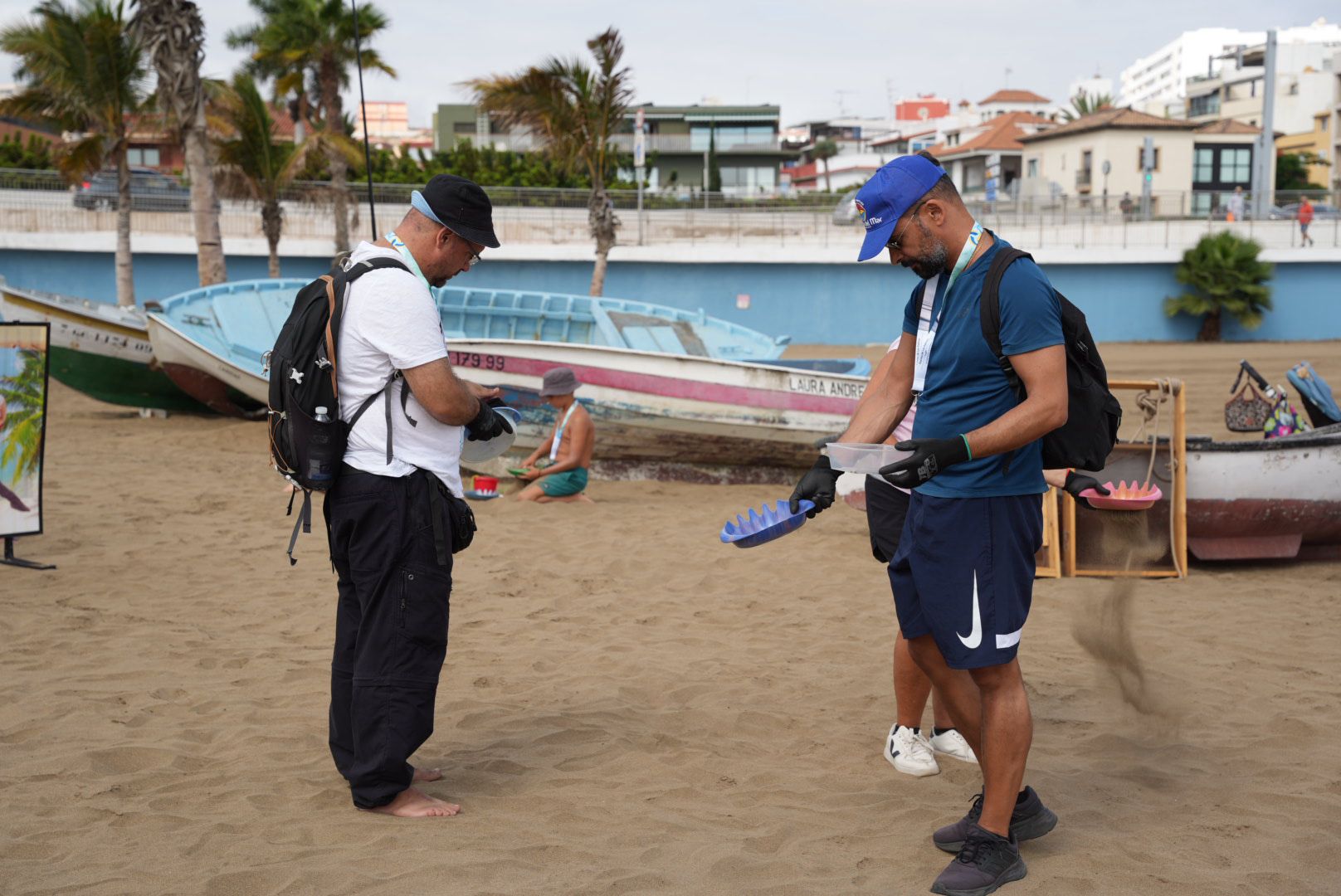 Limpieza de los fondos de la playa de las Alcaravaneras