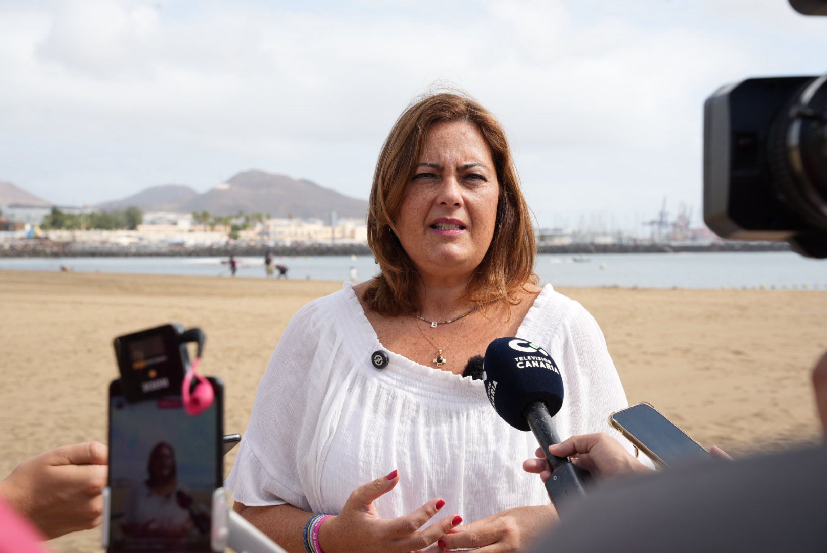 Limpieza de los fondos de la playa de las Alcaravaneras
