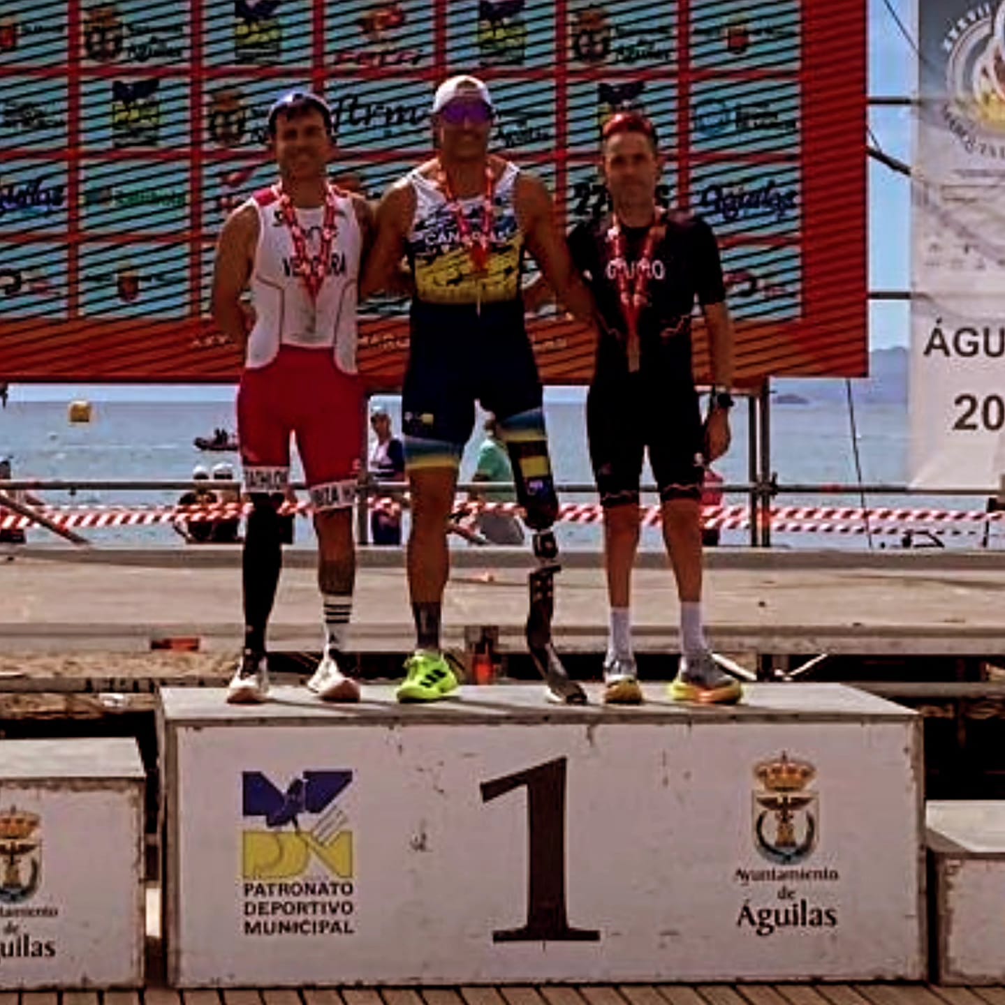 LIonel Morales (centro) en la prueba de Águilas (Murcia).