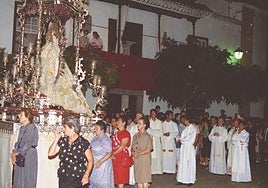 Procesión nocturna del Día de las Marías.
