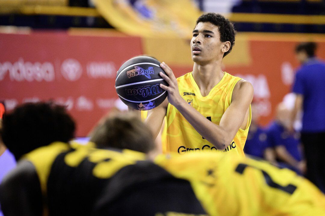 Shaun Stewart lanza un tiro libre en la Minicopa Endesa 2025.