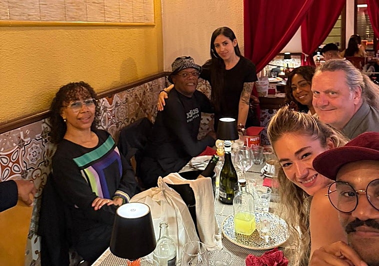 El actor Samuel L. Jackson posa junto al resto de comensales.